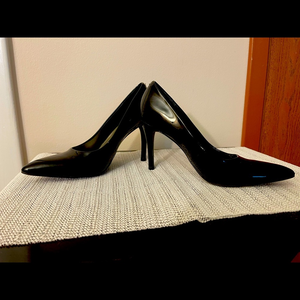 Black patent Nine West pumps
